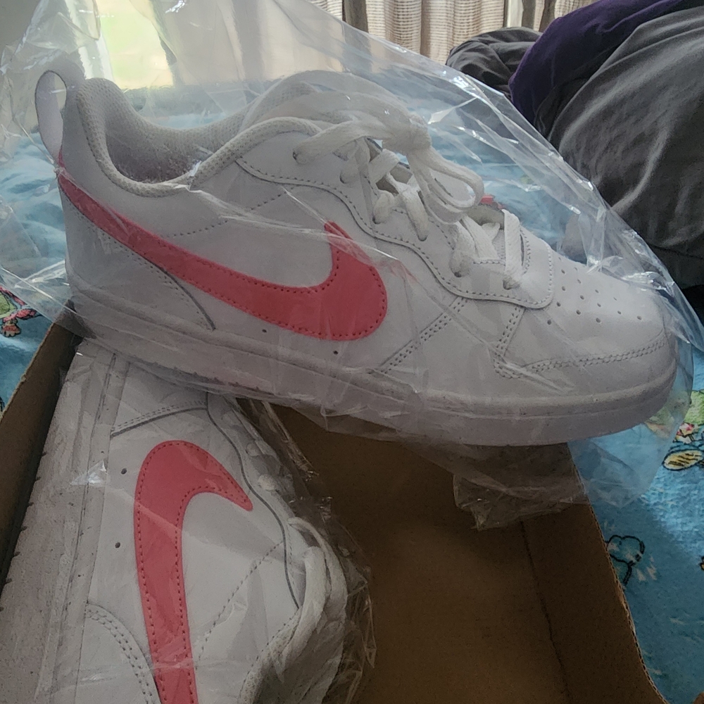 Nike Women White and Pink Sneakers